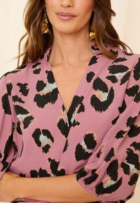 Love & Roses V NECK 3/4 SLEEVE THROUGH REGULAR FIT - Bluză - pink animal