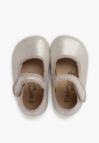 Zapatos de ballet de color rosa claro con un acabado brillante, punta redondeada, correa elástica en el tobillo y acolchado beige en el interior, con el nombre de la marca en el interior.