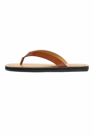 Brązowa skórzana sandałka z cienkim paskiem, czarną teksturowaną gumową podeszwą, płaski design i szerokim paskiem na stopie.