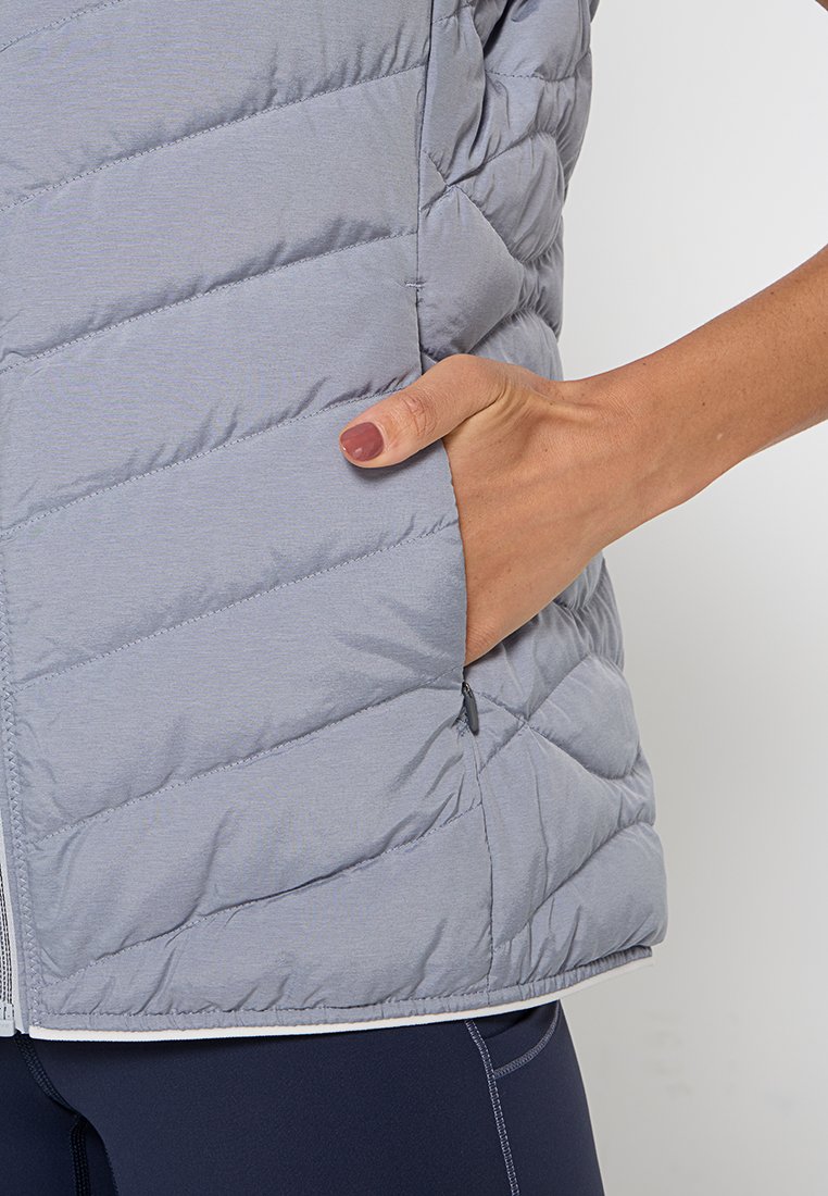 Grau gepolsterte Weste mit horizontaler Steppung, Reißverschluss und Seitentasche. Glattes, leichtes Material mit tailliertem Design.