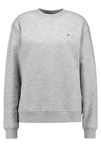 Sudadera de cuello redondo en gris claro con puños y dobladillo acanalados, que presenta un pequeño logotipo rectangular en rojo, blanco y azul marino en el lado izquierdo del pecho.