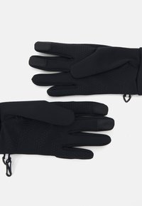 Sorte hansker laget av elastisk materiale, med teksturert grep og ventilasjonshull i håndflatene. Justerbar håndleddsåpning inkludert.