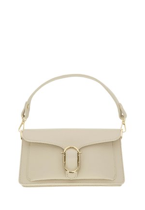 Beżowa skórzana torebka na ramię z teksturowaną powierzchnią, zamknięciem na klapę, złotą owalną klamrą oraz krótkim paskiem z złotymi zapięciami.