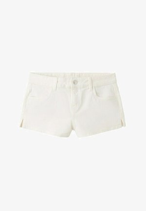 Biele rifľové šortky s predným gombíkom a zipsom, pútkami na opasok, dvoma prednými vreckami a malými rozparkami na vonkajších stranách každého nohavice.