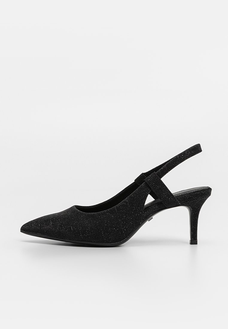 Chaussure à talon slingback noire avec un nez pointu, en tissu texturé présentant un subtil éclat, et un talon mince. La conception de la bride croisée ajoute du détail.