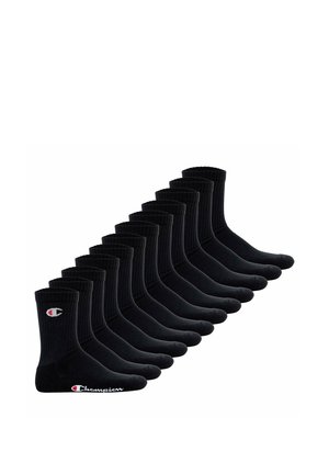 Zwölf Paar schwarze Crew-Socken mit geripptem Bündchen, jeweils mit einem kleinen und einem größeren Champion-Logo in Weiß und Rot am Knöchel und Fuß.