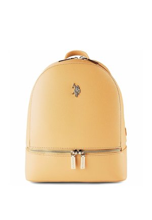 Mochila de cuero amarillo con cierre de doble cremallera, pequeño logo plateado de jinete a caballo y acabado texturizado.