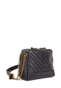 Bolso negro acolchado de cuero cruzado con correa de cadena dorada y cierre de cremallera. Presenta una forma cuadrada y un acabado liso con patrón de espiga.