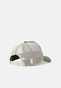 Gorra verde con parte trasera de malla y visera curvada. Cuenta con cierre de tipo snapback y tela texturizada en la parte frontal. Diseño suave y transpirable.