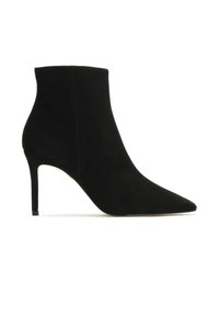 Botine negre din suede cu vârf ascuțit, toc stiletto și textură fină. Fără accente sau modele vizibile. Siluetă simplă.
