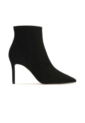 Stivaletto in suede nero con punta a forma acuta, tacco a stiletto e texture liscia. Nessun hardware o motivo visibile. Silhouette semplice.