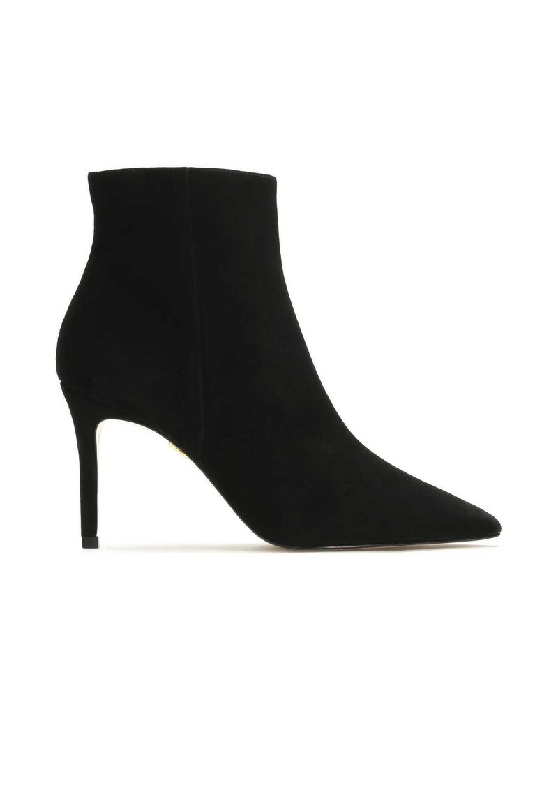 Botine negre din suede cu vârf ascuțit, toc stiletto și textură fină. Fără accente sau modele vizibile. Siluetă simplă.