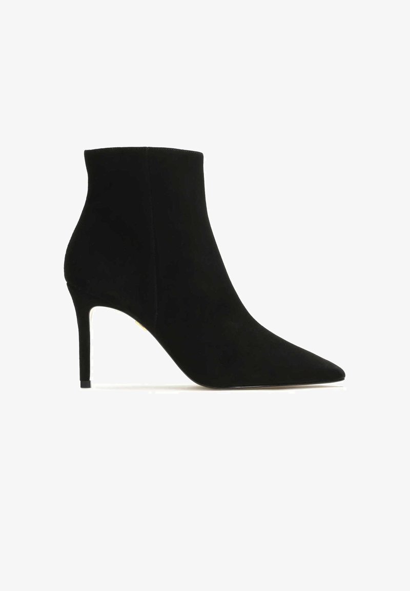 Černé semišové kotníkové boty s špičatou špičkou, stiletto podpatkem a hladkým povrchem. Žádné viditelné kovové prvky nebo vzory. Jednoduchý silueta.