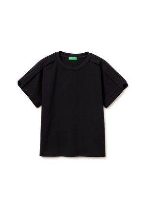 Czarna koszulka z krótkim rękawem, z okrągłym dekoltem i lekko szerokimi rękawami, przedstawiona na białym tle.