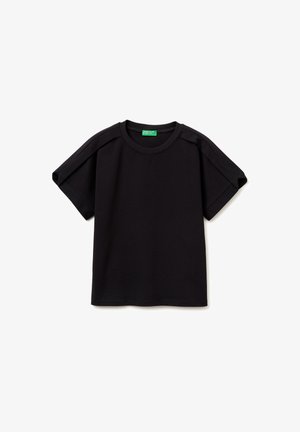 Černé tričko s krátkými rukávy, kulatým výstřihem a mírně širšími rukávy, zobrazené na bílém pozadí.