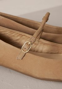 Next SIGNATURE MARY JANE  - Ballerinat nilkkaremmillä - camel