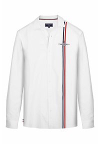 Chemise blanche à manches longues avec des rayures verticales rouges et bleues et un avion brodé sur la poitrine gauche.