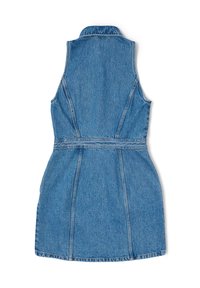 Jeansärmlad klänning med en åtsittande midja, ljusblå färg och en strukturerad design. Har en krage och sömnadsdetaljer genom hela plagget.