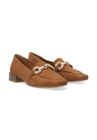 Braune Wildleder-Loafer mit einem kleinen Blockabsatz, die eine dekorative goldfarbene Kette über die Vorderseite haben. Glatte Oberfläche mit genähten Details.
