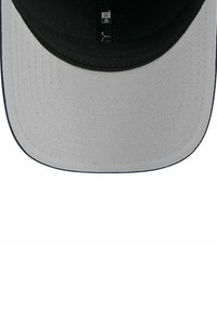 Baseballcap mit schwarzem Oberteil und grauem Schirm. Besitzt einen strukturierten Stoff mit sichtbaren Nähten und hat eine leicht gewölbte Form.
