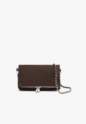 Pochette rectangulaire marron foncé avec fermeture éclair argentée et bandoulière chaîne argentée sur fond blanc.