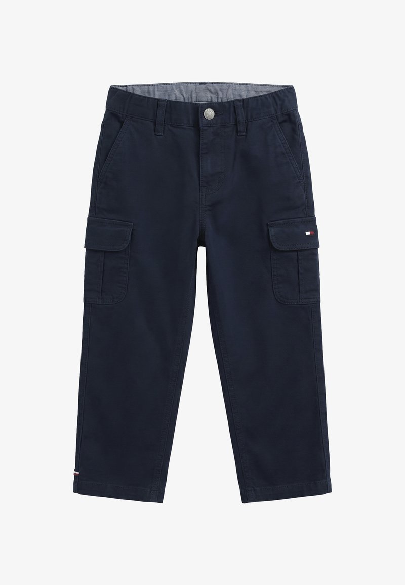 Pantaloni cargo per bambini blu navy con tasche frontali, chiusura a bottone, passanti per cintura e tasche con patta su entrambi i lati.