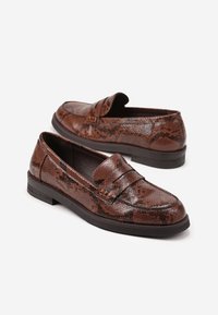 Mocassins en cuir à imprimé serpent marron avec un design à enfiler, semelle plate en caoutchouc et une sangle décorative à l'avant. Texture lisse avec finition brillante.