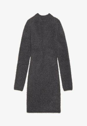 Graues, flauschiges Strickkleid mit langen Ärmeln, hohem Kragen und weicher Textur. Das Design weist eine schlichte Silhouette auf und hat keine sichtbaren Verschlüsse.