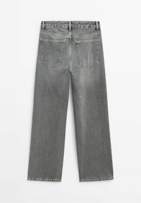 Jeans a gamba larga in denim grigio con vita alta, cinque tasche, dettagli di sbiadimento e orlo grezzo alle caviglie. Presenta una chiusura classica con bottone.