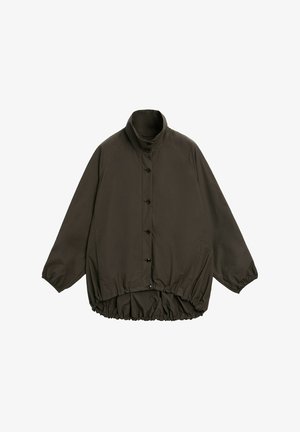 Veste rembourrée marron avec un col haut, des manches raglan, une fermeture à boutons et un ourlet élastique froncé. Texture lisse et design léger.