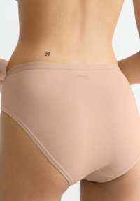 Beige Damenunterwäsche mit glatter Textur, niedrigem Bund und dezentem Branding auf der Rückseite. Einfaches Design ohne Muster.