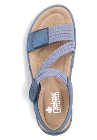 Blaues Sandalenmodell mit Kreuzriemen-Design, gefertigt aus Textil- und LederMaterialien, strukturiertem Innenfutter und Klettverschluss. Leicht und im offenen Zehenstil.