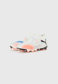 Weiße und orangefarbene Farbverlauf-Fußballschuhe mit einem gestrickten Kragen, schwarzer Außensohle und strukturiertem Obermaterial. Verfügt über einen blauen Akzentstreifen.