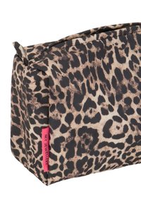 Kosmetiktasche im Leopardenmuster mit rechteckiger Form, aus Stoff gefertigt. Verfügt über ein pinkes Etikett mit dem Text "MEIN SCHMUCK" an der Seite.