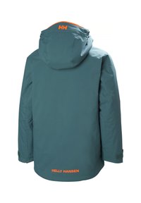 Tyrkysová nepromokavá bunda s kapucí, s oranžovými detaily na límci a zadní straně, a s logem "HELLY HANSEN" v oranžové barvě blízko spodního okraje.