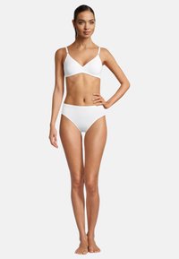 Weißes BH- und hochtailliertes Slip-Set. Der BH verfügt über verstellbare Träger, glattes Material und ein schlichtes Design. Der Slip hat einen klassischen Schnitt.