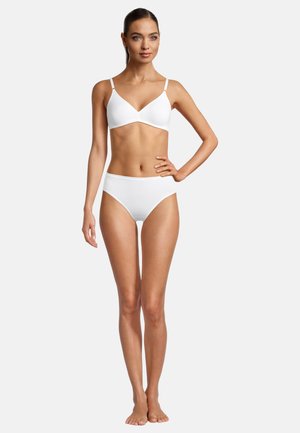 Weißes BH- und hochtailliertes Slip-Set. Der BH verfügt über verstellbare Träger, glattes Material und ein schlichtes Design. Der Slip hat einen klassischen Schnitt.