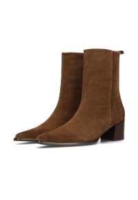 Stivaletti ankle in suede marrone con punta affusolata, gambale corto e tacco a blocco. Texture liscia con un design minimalista, senza hardware visibile.