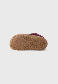 Chaussure pour enfants en daim violet avec une semelle en caoutchouc, dotée d'un motif de semelle pour une meilleure adhérence et d'une sangle en velcro pour un passage facile.