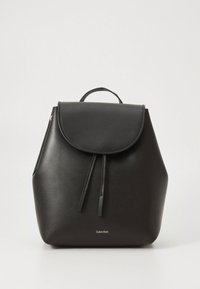 Črni usnjen nahrbtnik z zaobljeno obliko, poklopcem in dvema sprednjima trakovoma. Na sprednji strani je subtilen logotip.