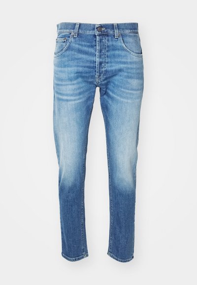 Jeans en denim bleu clair avec une coupe droite, dotés de deux poches avant, d'une poche à pièces et d'une fermeture à bouton. Texture délavée sur l'ensemble.