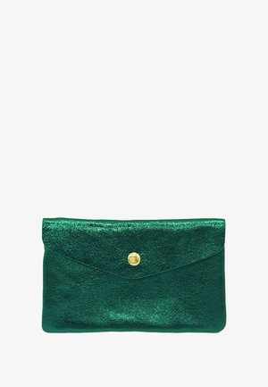 Pochette métallique vert émeraude fabriquée en matériau texturé, avec un rabat et un bouton-pression doré au centre.