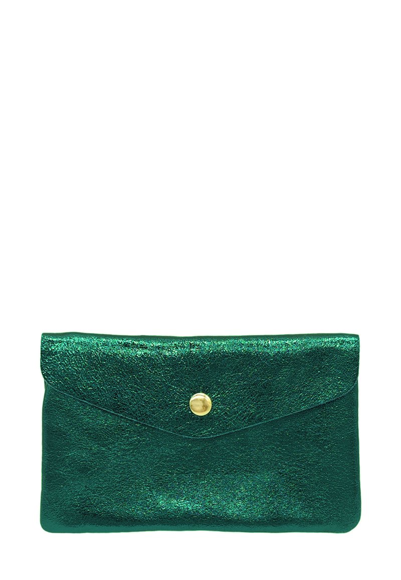 Pochette métallique vert émeraude fabriquée en matériau texturé, avec un rabat et un bouton-pression doré au centre.