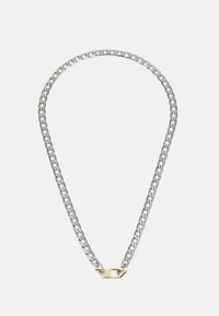 Zilveren metalen ketting met in elkaar grijpende schakels, met een gouden accent bij de sluiting. Gladde textuur en ronde randen.