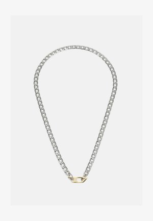 Zilveren metalen ketting met in elkaar grijpende schakels, met een gouden accent bij de sluiting. Gladde textuur en ronde randen.