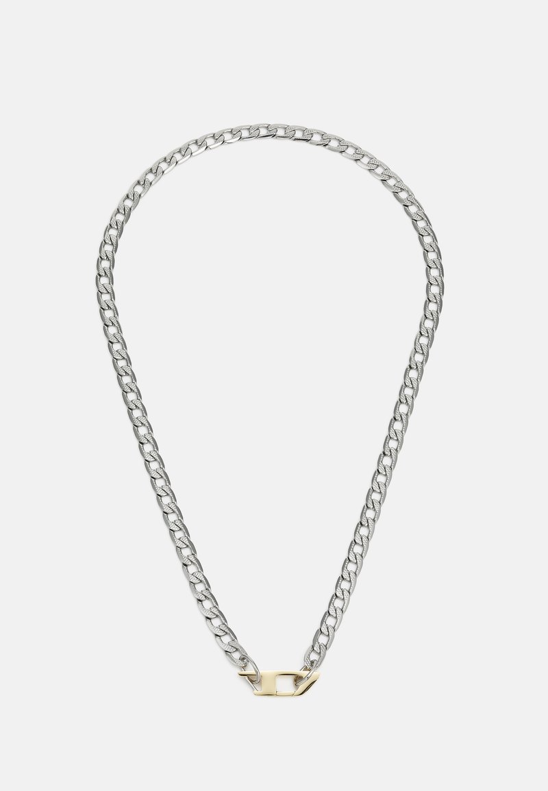 Zilveren metalen ketting met in elkaar grijpende schakels, met een gouden accent bij de sluiting. Gladde textuur en ronde randen.