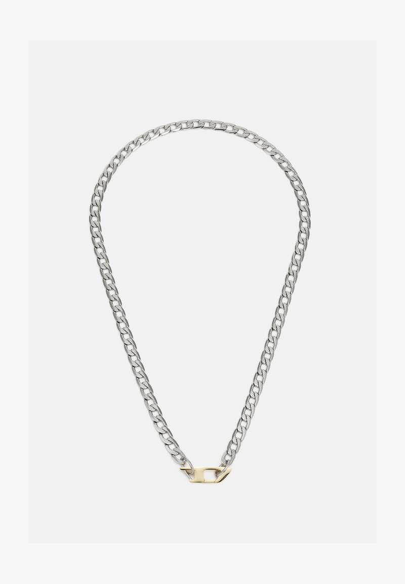 Stříbrný kovový řetízek s proplétanými články, s zlatým akcentem na zapínání. Hladký povrch a zaoblené hrany.