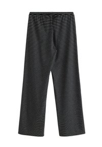 Svart- och grårandiga byxor med vida ben, utrustade med resår i midjan och ett mjukt, texturerat tyg.