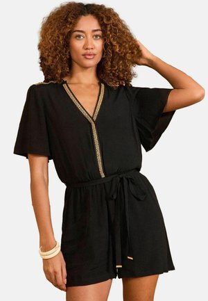 Mono negro con mangas cortas, escote en V y detalles dorados. Incluye una cintura ajustada con un lazo. Textura de tejido suave, corte holgado.
