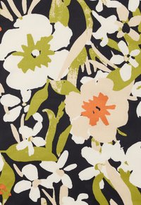 Λουλουδένιο σχέδιο με μεγάλα κρέμ, λευκά και πορτοκαλί λουλούδια ανάμεσα σε πράσινα φύλλα σε σκούρο φόντο.